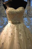 Abito da Sposa Allacciato in Tulle con Perline Cuore Buco Della Serratura Schiena