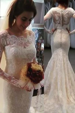 Abito da sposa a sala lusso moderno delicato a chiesa convenzionale