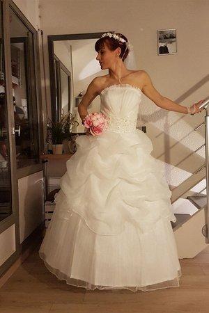 Abito da sposa profeta semplice a sala a terra con increspature in tulle