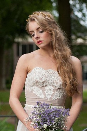 Abito da Sposa con Fusciacca in Pizzo Barchetta con Applique Senza Spalline