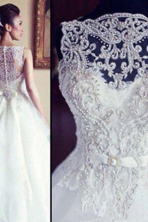 Abito da sposa delicato coda a strascico cappella in tulle con ricamo moderno a terra