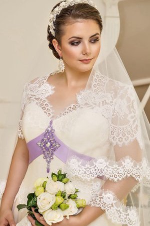 Abito da Sposa con Perline Allacciato con Fusciacca con Manica Corte in Pizzo