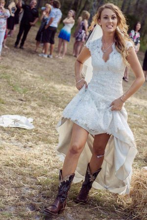 Abito da sposa coda a strascico corto a chiesa suggestivo vintage all aperto tubino