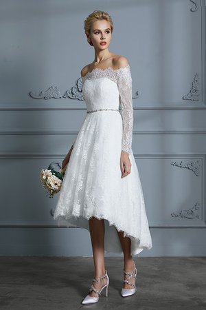 Abito da sposa elegante a sala naturale all aperto corto pudica